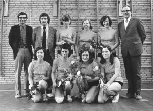 Dames 2 werd in 1973 kampioen. Het team van VC de Valken speelde onder de vlag van Six Up in de competitie. Staand v.l.n.r.: Paul Peters (vz VC de Valken) Jo Knubbeb (coach), Henny Courtens, Jose Knops, Lies Silverentand en René Simons (voorzitter Six Up). Zittend v.l.n.r. Suze Meex, Fiet Bosch, Wilma Spauwen en José Eggen.