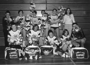 Net voor de fusie in het seizoen 79/80 werd het eerste damesteam van de Eagles kampioen. Achterste rij v.l.n.r., Veronica Stevens, Marianne Vliegen, Mia Jongen, Marlies Hansen, Betty Wolting, en Marga Willems. Voorste rij v.l.n.r.: Marianne Duijckers, Wilma Schoenmaekers, Marjo Collet, Roos Wouters,en Frans Gerardu (trainer). 