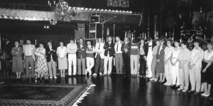 In 1983 vierden we het 25 jarig bestaansfeest in de scala Jumbo Dancing. De kampioenen uit dit jaar worden op deze foto toegesproken.